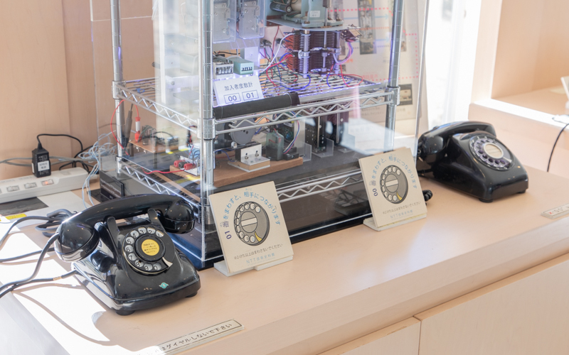 戦後日本に普及した国産自動式卓上電話機と交換機が展示されている。隣の電話と通話することで、当時の電話のつながる仕組みを見ることができる。 