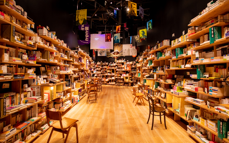 4階の「エディットタウン・ブックストリート」には約2.5万冊の本が並ぶ。互い違いに複雑に入り組んでいる本棚は人の脳内をイメージして造られている。