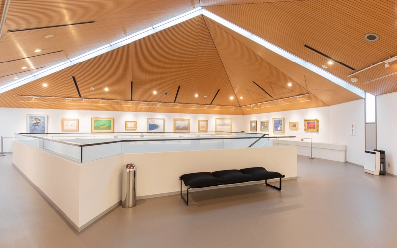 美術館2階は外光を取り入れる構造になっており、広い展示スペースに絵画や陶芸作品などが展示されている。						