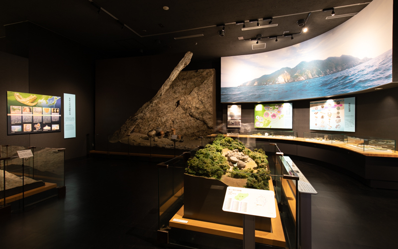 今でも「神宿る島」として信仰の対象となっている沖ノ島で、どのような祭りが行われてきたのか、また東アジアとの交流の歴史も紹介する展示ブースがある。