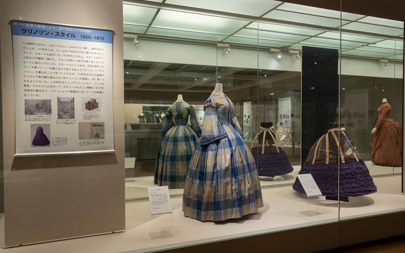 かご形の金属製下着「クリノリン」を着用し、スカートのふくらみを強調したドレス。ウエストの絞りが特徴となっている。※2021年3月展示「ヨーロピアン・モード」