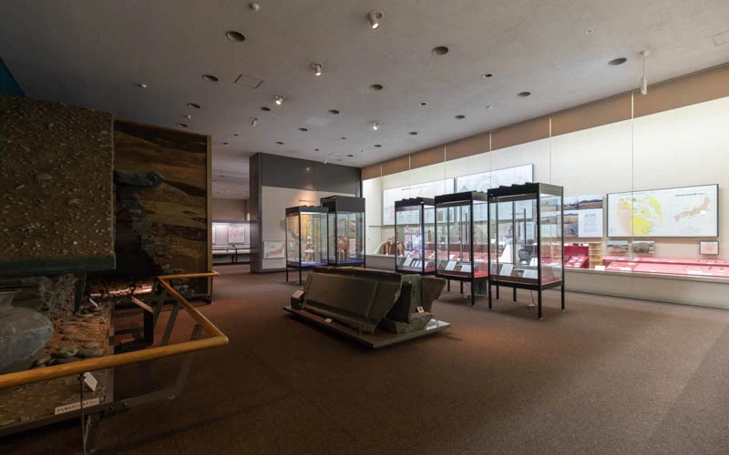 出土品や発掘された当時の様子を再現した展示。