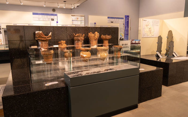 「下高井戸塚山遺跡」で発掘された縄文式土器の展示。細かな模様もはっきりと見ることができる。