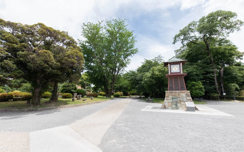 公園内の二の丸付近には、からくり時計塔があり、30分毎（9:00～18:00）に能を舞う家康公を見ることができる。