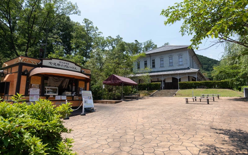 明治期のレシピをもとに再現アレンジしたグルメを提供するお店が並んだ街並みは、ノスタルジックな雰囲気となっている。