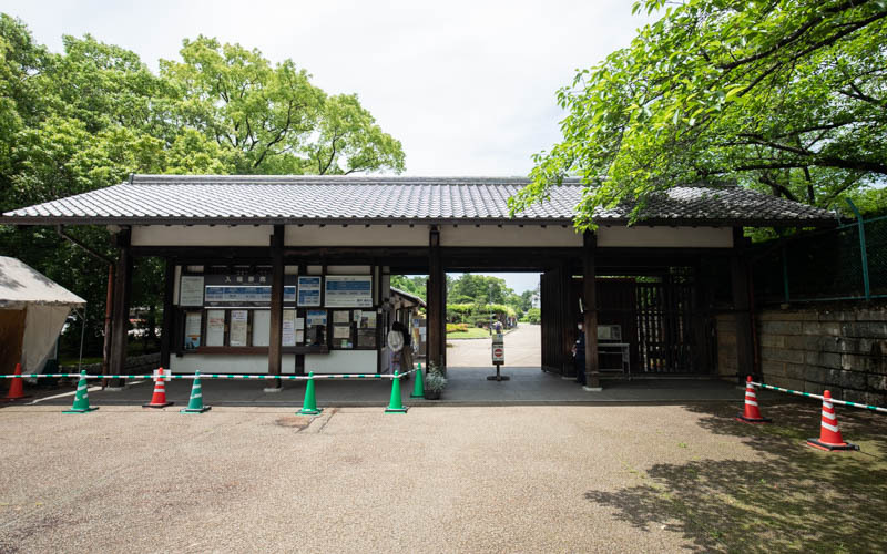 東門からも入場可能。東門でも車椅子が借りられる。