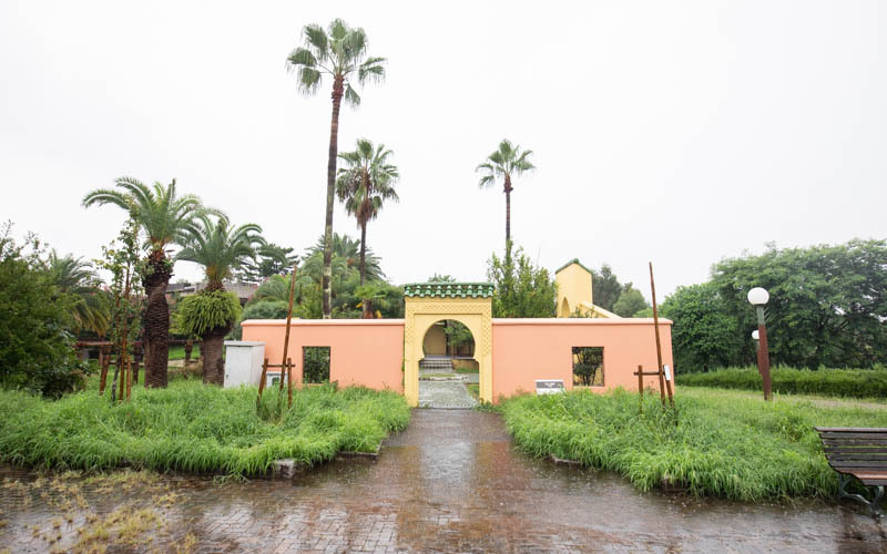 「国際庭園」には花博当時に建てられた各国を象徴する建物も残っている。かわいらしい色彩のモロッコ庭園は来場者からの人気も高い。入口には段差などもあるので注意が必要。