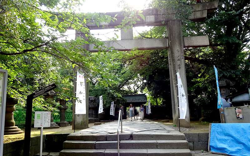 上野東照宮は、ぼたん苑の正面入口に段差があり、車椅子で通行することはできないが、迂回路の案内がある。