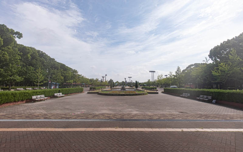 OsakaMetro御堂筋線「長居駅」3番出口を出てすぐに公園の入口がある。