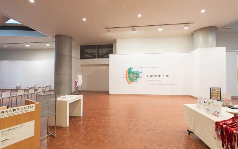 地下3階展示室入口前も広くフラットになっている。配置等は展覧会により変更あり。撮影：2021年8月Viva Video! 久保田成子 展