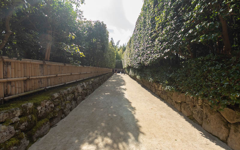 「銀閣寺垣」と呼ばれている長さ約50mの参道は竹垣で囲まれており、浮世と浄土を結ぶ道のように表現されている。