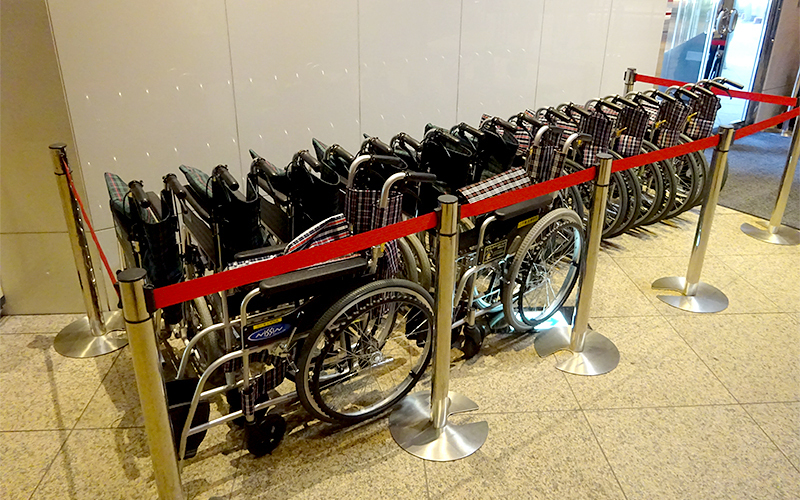 車椅子は1階総合案内所と6階常設展示室入口で無料で借りられる。									