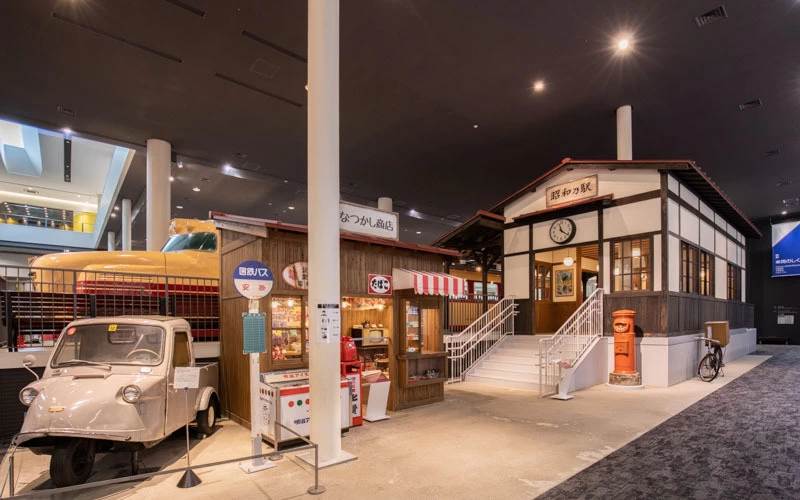 懐かしさを感じられる駅舎の展示。正面は階段になっているが、後方からスロープを使って入ることも可能。
