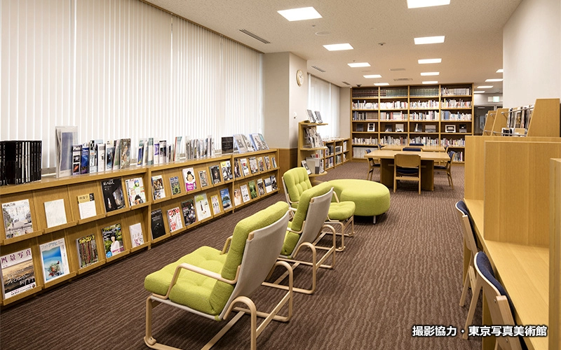 写真・映像の専門図書室。蔵書を検索するシステムも具備。車椅子でも快適に利用できる。