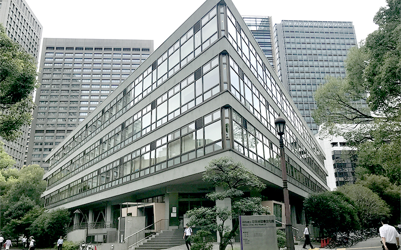 日比谷図書文化館は図書以外にカフェや展示室もあり雨天時でも楽しめる。バリアフリーで利用もしやすい。	