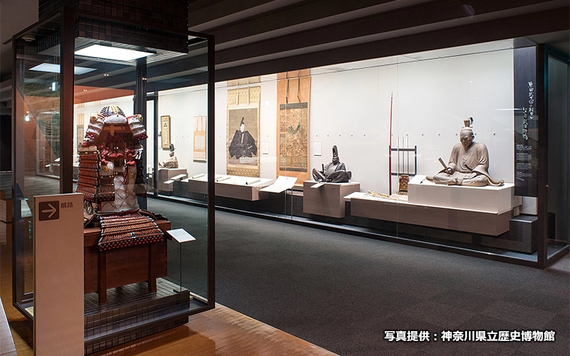 テーマ2 中世：源頼朝による鎌倉幕府の始まりから400年間にわたる武家政権の変遷を中心に展示。	