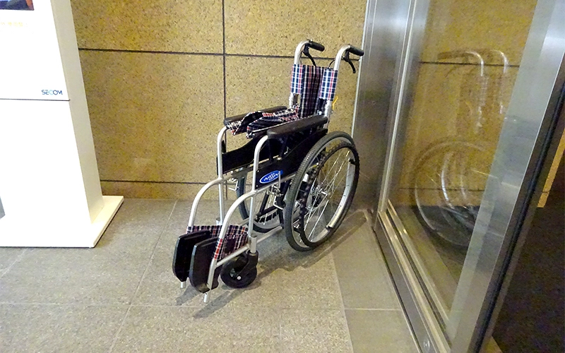 レンタル用の車椅子は4台あり。杖も2本貸し出している。	