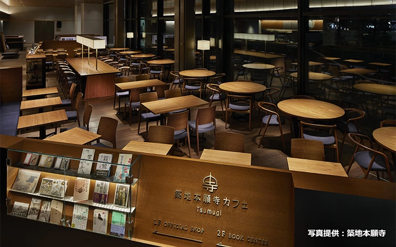 お昼時にはほぼ満席になるくらいに人気の高い「築地本願寺カフェTsumugi」。