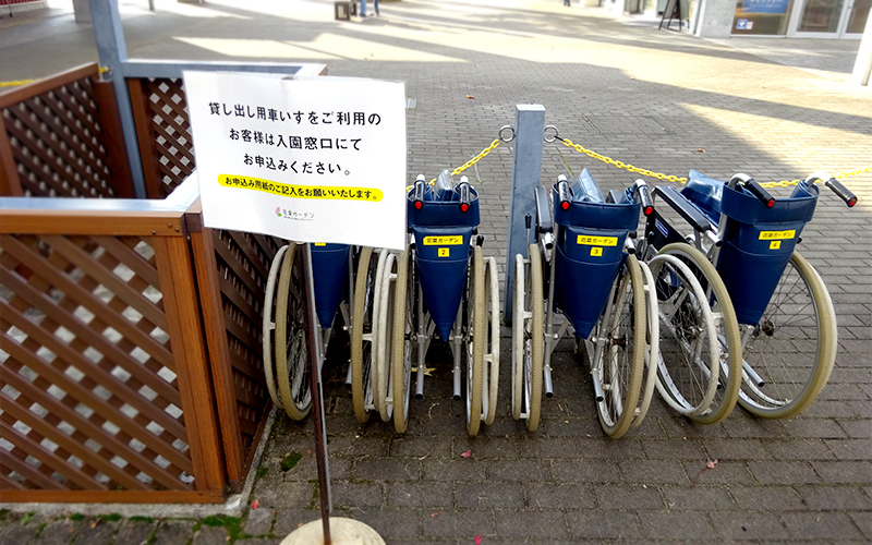 貸し出し用の車椅子は5台。ピークシーズンは台数を増やしている。		
