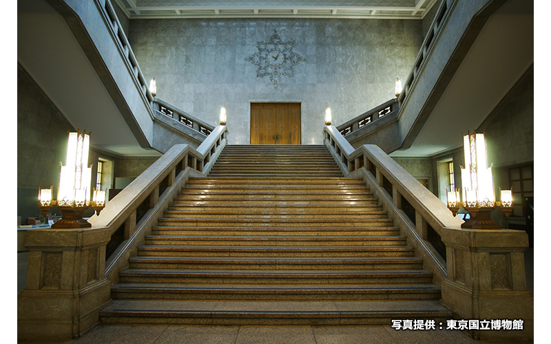 ドラマなどでも度々使われる本館の大階段。脇にはエレベーターがあるためそこから上がることも可能。