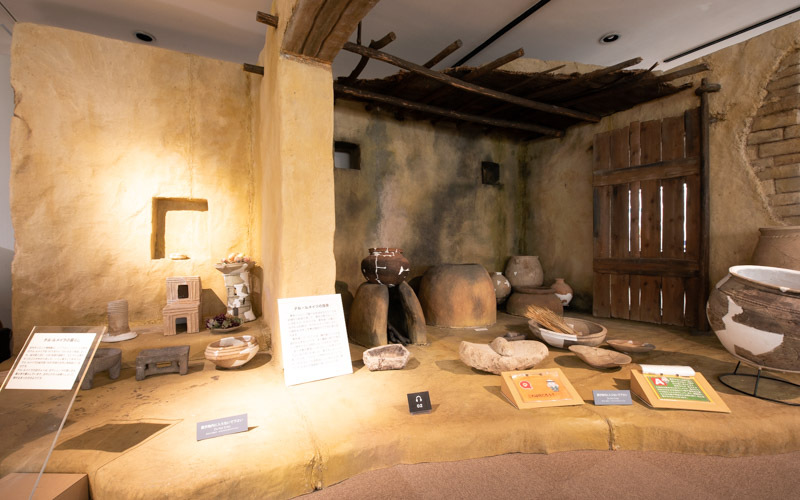 「テル・ルメイラ」の紀元前1600年頃の台所と祭壇室の一部を復元した展示エリア。