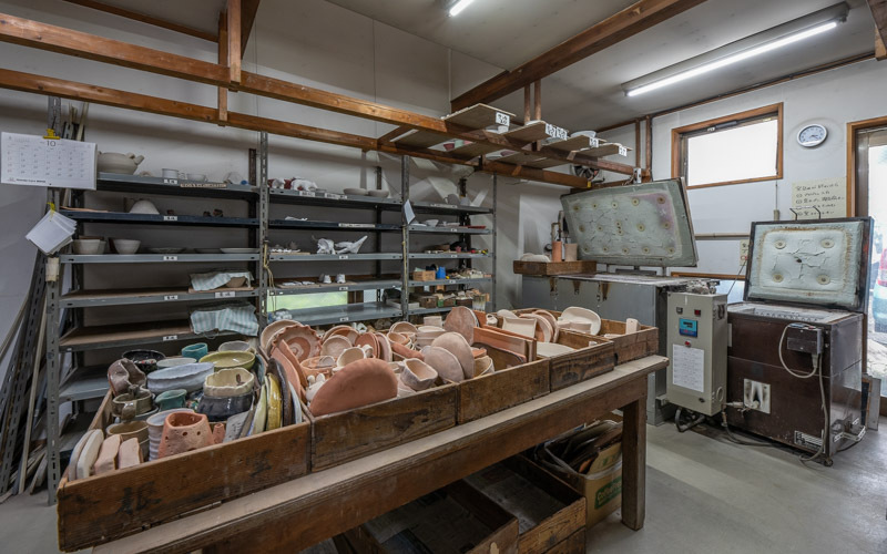 窯業室には電気窯が設置されており、乾燥や焼成を行う。