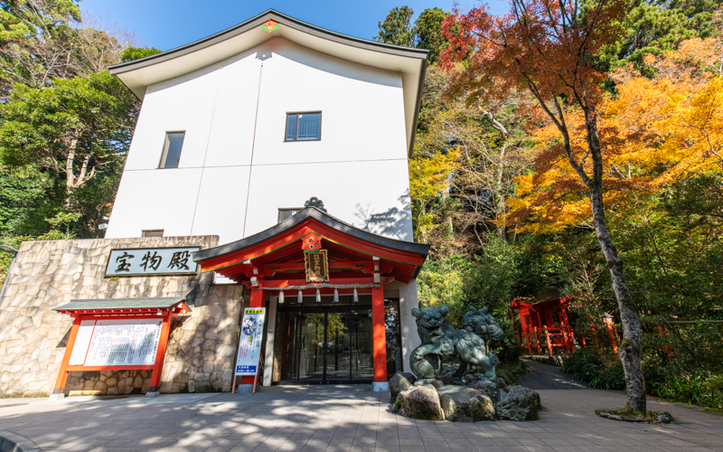 国の重要文化財も多く収蔵されている宝物殿。箱根神社にまつわる『箱根権現御影』などの貴重な宝物が展示されている。
