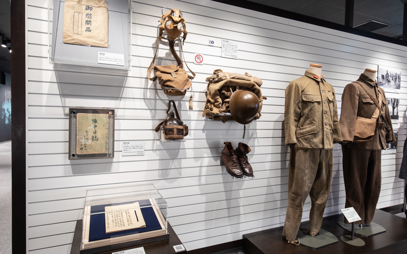 出征した兵士が着用していた物などが展示されている。