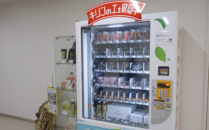 施設内に売店はないが、自動販売機が設置されている。飲み物のほかにも限定グッズを購入することができる。