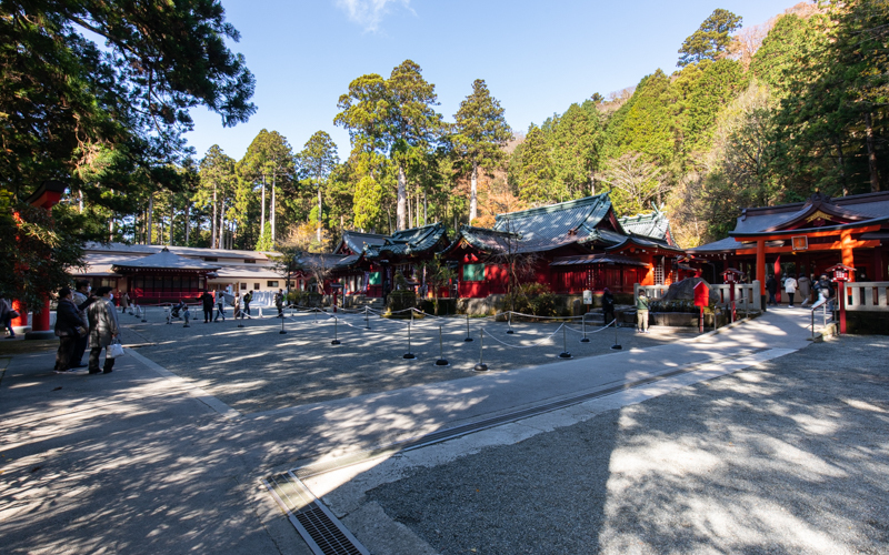 御本殿と末社「九頭龍神社新宮」のいずれにもスロープが設置されており、車椅子のまま参拝することが可能。 