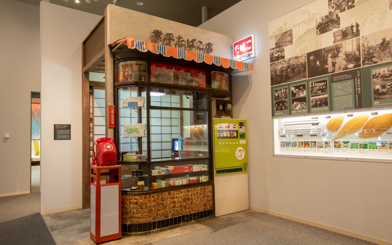 昭和初期から平成まで、実際に店舗として使われていた店頭を移築。