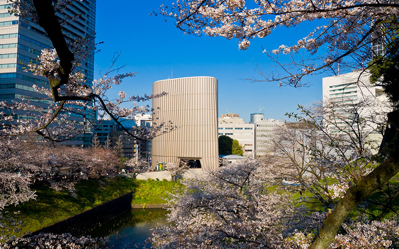 千鳥ヶ淵緑道から望む昭和館の外観。春には周辺に桜が咲き、見物客でにぎわう。