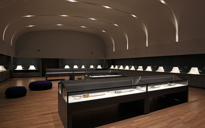 展示室内には、常時テーマに沿った約40振の刀剣が展示されており、中央にはソファーもあるためゆっくりと鑑賞することができる。画像提供：刀剣博物館									
