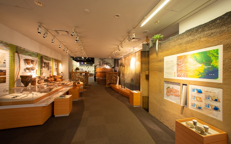 区内で出土した縄文土器や現在まで継承されている伝統工芸品が展示されている。