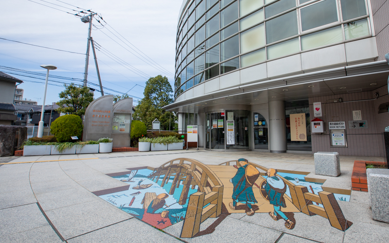 「荒川ふるさと文化館」外観。入口前には松尾芭蕉の奥の細道への旅立ちをテーマにした3Dアートがある。
