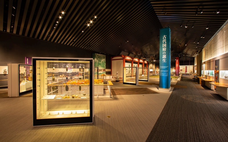本館常設展示室内はバリアフリーとなっている。また、展示物は車椅子でも鑑賞しやすい位置に配置されている。※常設展示室は2020年10月より天井改修のため、1年半程度休室の予定。