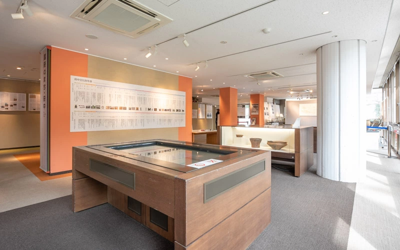 東玄関から入ってすぐの国府資料展示室では、武蔵国府跡やその関連遺跡から発掘された瓦や土器の展示のほかに、タッチパネルを利用した「デジタル郷土かるた」が並ぶ。