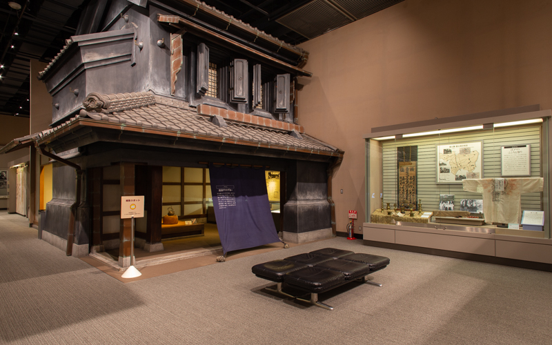 常設展内にある、江戸時代の商家「荒井谷」の復元。入口に段差あり。									