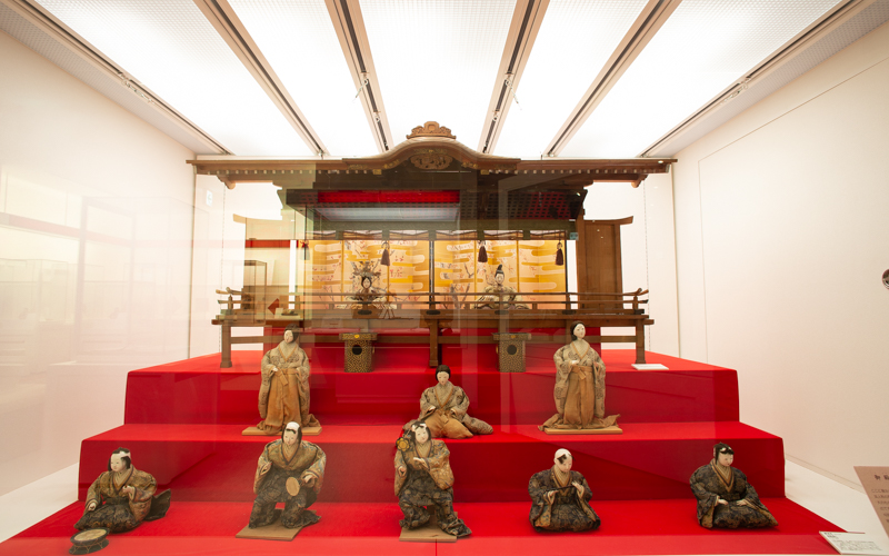 日本人に馴染みのある雛人形。季節のイベントでは多くの雛人形が展示されることもある。 									