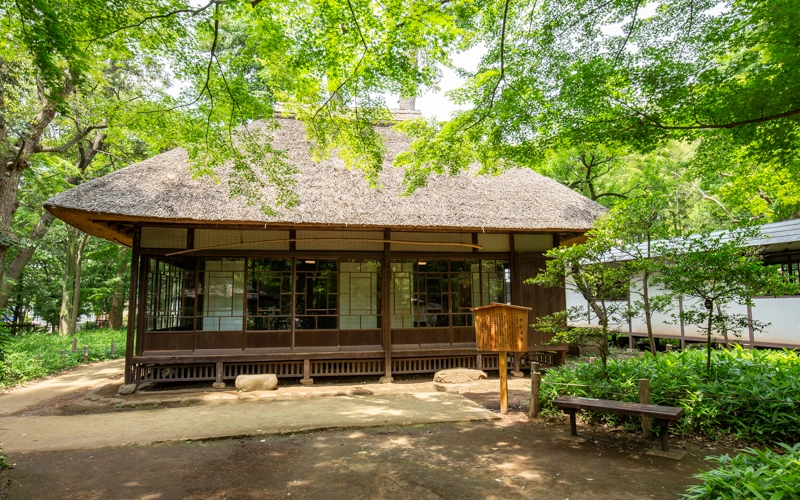 茅葺き屋根と当時のガラス戸を残す「梅花書屋」。中を見学することもできるが車椅子での入場は困難。									