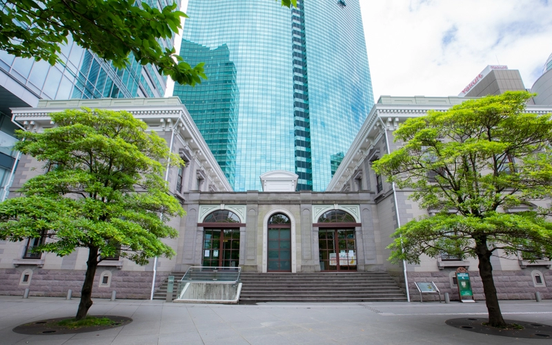開業当時の鉄道ターミナル「新橋停車場」の駅舎を、当時と同じ場所に再現した外観。高層ビル群との対比を楽しめる。 