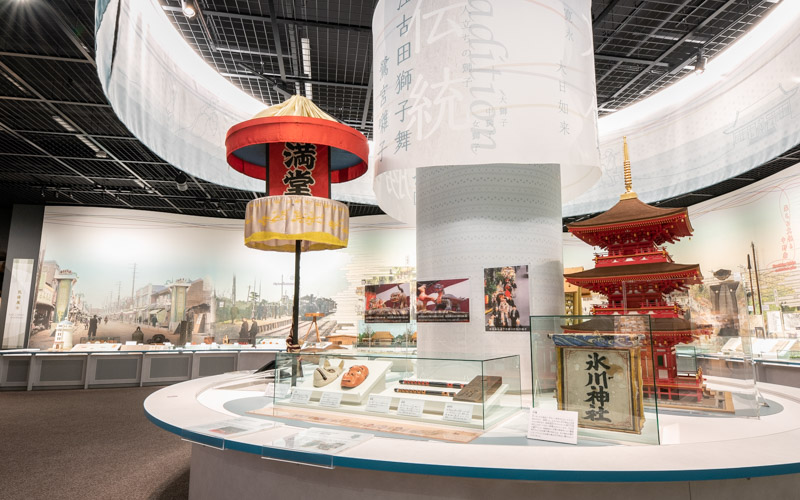 常設展示室中央には、中野の歴史と文化財が「中野みどころの樹」として展示されている。									