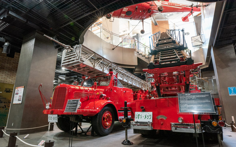 地下1階の「消防自動車の変遷」では大正から平成に実際に使用された梯子車やポンプ車を間近に見学することができる。