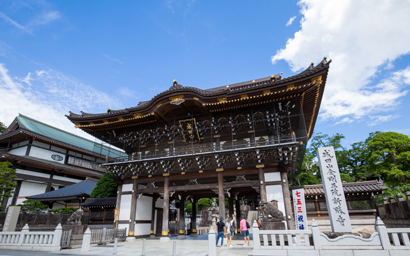 成田山新勝寺の総門。蟇股（かえるまた）には十二支の彫刻が施されている。