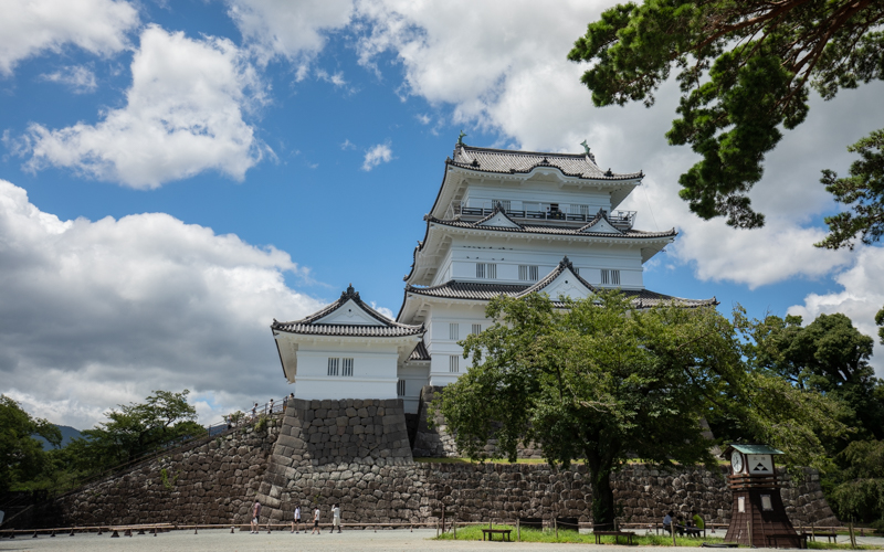 美しい漆喰の外観が青い空に映える天守閣。