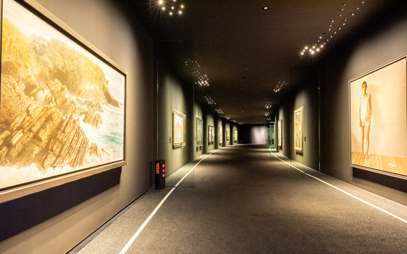 地下2階のギャラリー8には、ホキ美術館が15人の作家に「私の代表作」というテーマで制作を依頼した100号以上の作品が並ぶ。