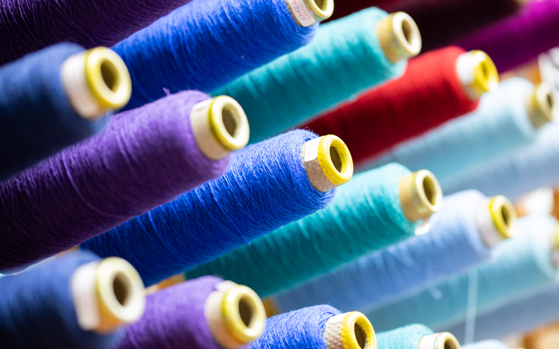  「手織適塾SAORI東京」ではさをり織りを体験できる教室のほか、手織りに必要な織機や道具、糸の販売もしている。
