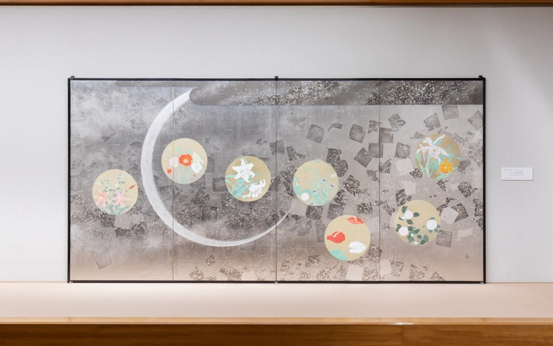 大きな作品を間近で見ることができるのも成川美術館の魅力の一つ。写真は、前本利彦氏作「北斗華曼荼羅」（1992年）。