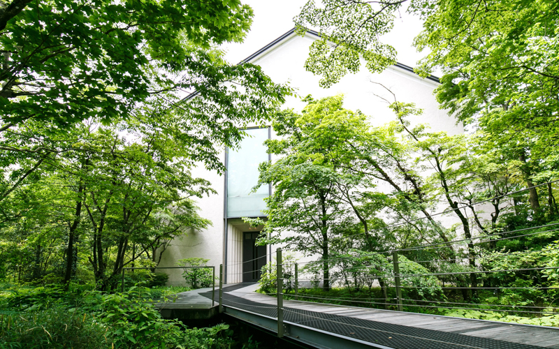 箱根の自然に囲まれた美術館外観。入口はフラットで、車椅子でも走行が可能。画像提供：箱根ラリック美術館 