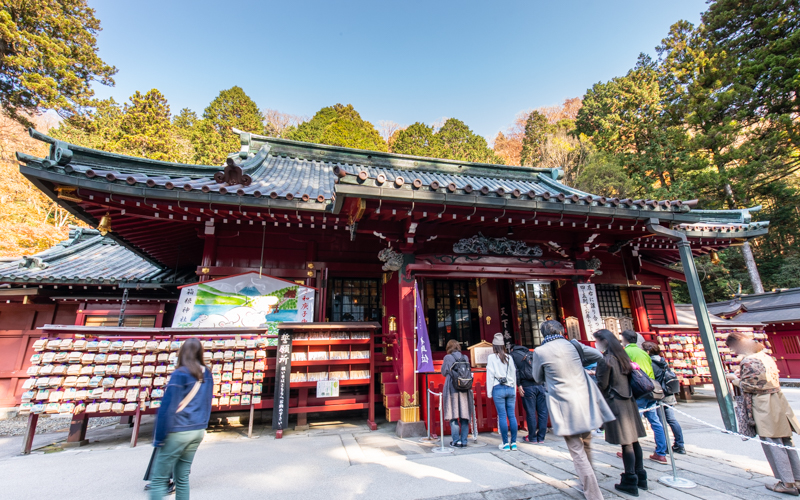 駅伝のコースにも含まれる箱根神社。境内は平日でも多くの参拝者でにぎわっている。
